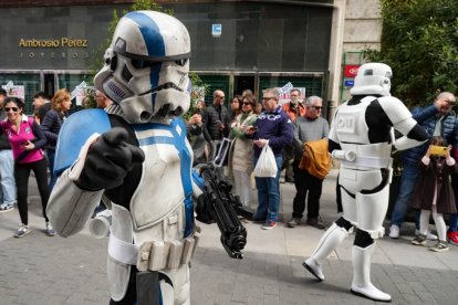 Imagen del desfile Cosplay del Salón del Cómic y el Manga en la Plaza Mayor de Valladolid. J.M. LOSTAU.