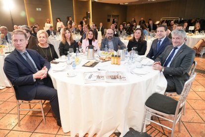 Borja Suárez (Presidente de la Diputación de Burgos); Paloma Sanz Jerónimo (Senadora Grupo PP por Segovia); Susana Hernández (Directora del Gabinete de de Presidencia de la Junta de Castilla y León); Rocío Lucas Navas (Consejera de Educación de la Junta de Catsilla y León); Felipe Ramos López (Subdirector de El Mundo- Diario de Castilla y León); María González Corral (Consejera de Movilidad y Transformación Digital de la Junta de Castilla y León); Raúl de la Hoz Quintano (Portavoz del Grupo Popular de las Cortes de Castilla y León); y Sarbelio Fernández (Alcalde del Ayuntamiento de Arroyo de la Encomienda). Club de Prensa El Mundo – Diario de Castilla y León ‘Conversaciones Políticas con Javier Maroto'. -J.M. LOSTAU.