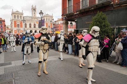Imagen del desfile Cosplay del Salón del Cómic y el Manga en la Plaza Mayor de Valladolid. J.M. LOSTAU.