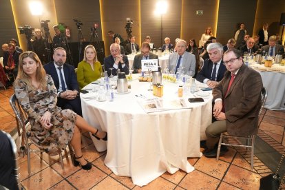 Raquel Alonso Hernández (Delegada Territorial de Valladolid); Bienvenido de Arriba Sánchez (Senador del Grupo PP por Salamanca); Mª Ángeles García Herrero (Senadora del Grupo PP por Segovia); Miguel Ángel García Nieto (Propucrador de Grupo PP por Ávila y Portavod adjunto); José Miguel de Elías Hernández (Viceconsejero de Relaciones Institucionales y Administración Local de la Junta de Castilla Y León); Rubén Rodríguez Lucas (Viceconsejero de Medio Ambiente, Vienda y Ordenación del Territorio); Félix A. Barrio (Director General de Incibe); y Luis Hidalgo (Responsable de Gabinete, Relaciones Institucionales y Eventos). Club de Prensa El Mundo – Diario de Castilla y León ‘Conversaciones Políticas con Javier Maroto'. -J.M. LOSTAU.