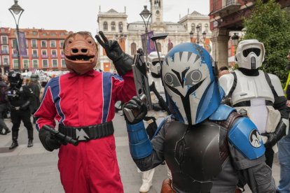 Imagen del desfile Cosplay del Salón del Cómic y el Manga en la Plaza Mayor de Valladolid. J.M. LOSTAU.