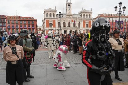 Imagen del desfile Cosplay del Salón del Cómic y el Manga en la Plaza Mayor de Valladolid. J.M. LOSTAU.