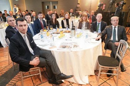 David Esteban (Vicepresidente Segundo de la Diputación de Valladolid); Juan José Sanz Vitorio (Senador del Grupo PP por Segovia); Javier Jiménez Sanatamaría (Senador por el Grupo PP por Soria); Francisco Javier Carpio Guijarro (Procurador del Grupo PP por Segovia de las Cortes de Castilla y Segovia); Elena Rincón Iglesias ( Procuradora del Grupo PP por Segovia de las Cortes de Castilla y León); Irene Cortés Calvo (Directora General de la Agencia de Protección Civil y Emergencias de la Junta de Castilla y León); Miguel Calvo (Delegado de Castilla y León de Iberdrola); y Cipriano García Rodríguez (Director General de Caja Rural de Zamora). Club de Prensa El Mundo – Diario de Castilla y León ‘Conversaciones Políticas con Javier Maroto'. -J.M. LOSTAU.