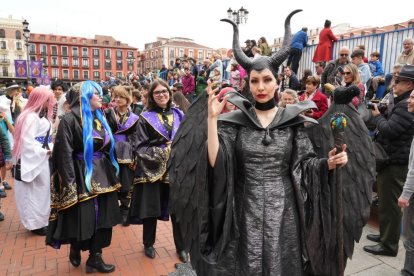 Imagen del desfile Cosplay del Salón del Cómic y el Manga en la Plaza Mayor de Valladolid. J.M. LOSTAU.