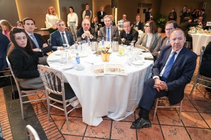 Denís Vázquez (Alcaldesa del Ayuntamiento de Nava del Rey); Guzmán Gómez Alonso (Alcalde del Ayuntamiento de Medina del Campo); José Luis Sanz Merino (Delegado Territorial de Segovia de la Junta de Castilla y León); José Antonio Rubio Mielgo (Delegado Territorial de Palencia de la Junta de Castilla y León); Francisco Javier Lacalle Lacalle (Senador del Grupo PP por Burgos); Vidal Galicia Jaramillo (Senador del Grupo PP); Raquel González Benito (Senadora del Grupo PP por Burgos); Salvador de Foronda (Senador del Grupo PP por Burgos); José María Barrios Tejero (Senador del Grupo PP por Zamora). Club de Prensa El Mundo – Diario de Castilla y León ‘Conversaciones Políticas con Javier Maroto'. -J.M. LOSTAU.