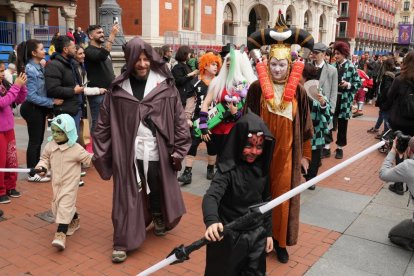 Imagen del desfile Cosplay del Salón del Cómic y el Manga en la Plaza Mayor de Valladolid. J.M. LOSTAU.