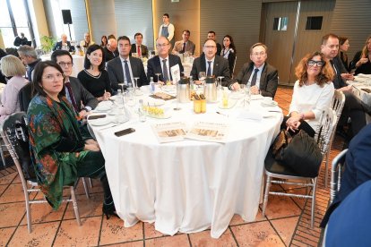 María Cuesta Rodríguez (Diputada del Grupo Parlamentario Popular por Segovia); Tomás Cabezón Casas (Diputado del Grupo Parlamentario Popular por Soria); Patricia Rodríguez Calleja (Diputada del Grupo Parlamentario Popular por Ávila); Ángel Ibáñez (Diputado del Grupo Parlamentario Popular por Burgos); Jorge Martínez Antolín (Senador del Grupo PP por Palencia); Carlos Alfonso Polanco Rebolleda (Senador Grupo PP por Palencia); Gonzalo Jesús Robles Orozco (Senador del Grupo PP por Salamanca); María José Gutiérrez Criado (Jefa de Comunicación de Telefónica de Castilla y León). Club de Prensa El Mundo – Diario de Castilla y León ‘Conversaciones Políticas con Javier Maroto'. -J.M. LOSTAU.
