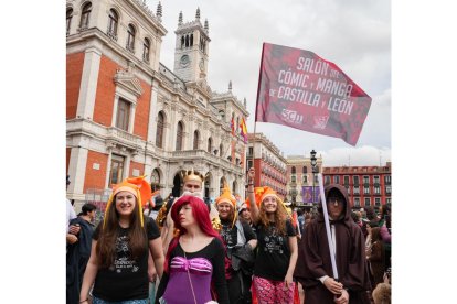 Imagen del desfile Cosplay del Salón del Cómic y el Manga en la Plaza Mayor de Valladolid. J.M. LOSTAU.