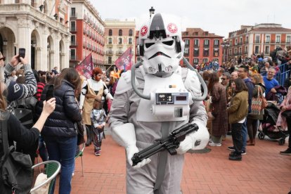 Imagen del desfile Cosplay del Salón del Cómic y el Manga en la Plaza Mayor de Valladolid. J.M. LOSTAU.