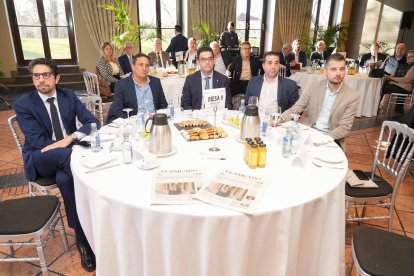 Óscar Ramajo Prada (Diputado del Grupo Parlamentario Popular por Zamora); Feliciano Isabel (Alcalde del Ayuntamiento de Sotosalbos); Jose Luís Horcajo (Concejal del Ayuntameinto de Segovia); Alberto Sanz (Alcalde del Ayuntamiento de Valdestillas); y Ricardo H. Álvarez (Responsable de Comunicación de Mercadona de Aragón y Castilla y León). Club de Prensa El Mundo – Diario de Castilla y León ‘Conversaciones Políticas con Javier Maroto'. -J.M. LOSTAU.