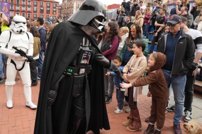 Imagen del desfile Cosplay del Salón del Cómic y el Manga en la Plaza Mayor de Valladolid. J.M. LOSTAU.