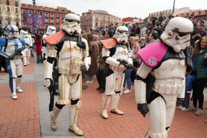 Imagen del desfile Cosplay del Salón del Cómic y el Manga en la Plaza Mayor de Valladolid. J.M. LOSTAU.
