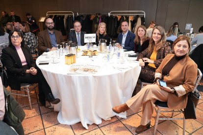 Myriam Martín Frutos (Diputada Delegada del Área de Asistencia y Cooperación a Municipios de la Diputación de Valladolid); Román Cid (Director de Desarrollo Digital de Edigrup); Miguel Manovel (Consejero Delegado de Enantar); Ana Remis (Dto. Comercial de El Mundo- Diario de Castilla y León); César Lopez Pérez (Alcalde del Ayuntamiento de Serrada); Vanessa García Rivas (Directora de APD de Castilla y León); Ángela de Miguel (Presidenta de CEOE Valladolid); y Teresa Cetulio (Secretaria General de CEOE de Castilla y León). Club de Prensa El Mundo – Diario de Castilla y León ‘Conversaciones Políticas con Javier Maroto'. -J.M. LOSTAU.