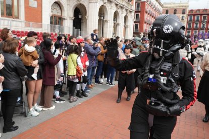 Imagen del desfile Cosplay del Salón del Cómic y el Manga en la Plaza Mayor de Valladolid. J.M. LOSTAU.