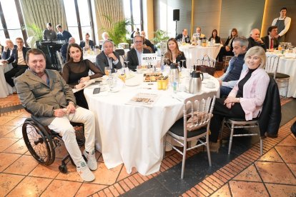 Francisco Sardón (Presidente de Impulsa Igualdad); Elizabet Arija Muñoz (Técnica de Asistencia Personal de Impulsa Igualdad); Joaquín S. Torné (Director de Diario de León); Florencio Carrera Castro (Director La 8 Valladolid- EDIGRUP); Rebeca Bezos Martín (Directora de Comunicación, Ssotenibilidad y Relaciones Institucionales de Grupo El Corte Inglés); Ángel de Propios Sáez (Presidente de ASPAYM de Castilla y León); y Beatriz Diéguez Orihuela (Relaciones Institucionales de ASPAYM de Castilla y León). Club de Prensa El Mundo – Diario de Castilla y León ‘Conversaciones Políticas con Javier Maroto'. -J.M. LOSTAU.