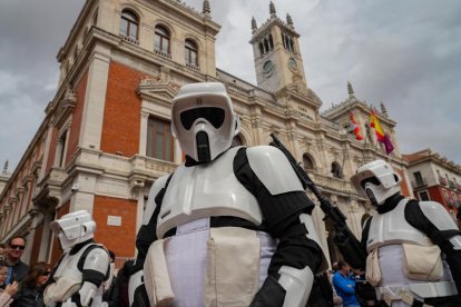 Imagen del desfile Cosplay del Salón del Cómic y el Manga en la Plaza Mayor de Valladolid. J.M. LOSTAU.