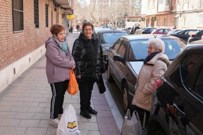 Tres vecinas charlan en calle Covadonga de Valladolid en la actualidad. - J.M. LOSTAU