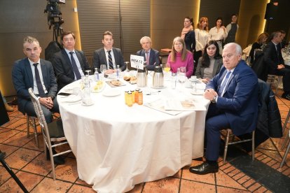 Jesús García del Valle (Director Territorial de AQUONA); Gonzalo Cebrián Ruíz (Director de Banca de Instituciones Valladolid y Palencia de Caixabank); Alberto Navarro (Director de Instituciones de Caixabank de Castilla y León); Felix Cano (Presidente de FACYL- Foro de Atumoción de Castilla y León); Ana Nuñez Nava (Directora de FACYL); Leticia Mingueza (Presidenta de la Asociación de Trabajadores Autónomos de Castilla y León); y Atilano Ingelmo (Rubis). Club de Prensa El Mundo – Diario de Castilla y León ‘Conversaciones Políticas con Javier Maroto'. -J.M. LOSTAU.