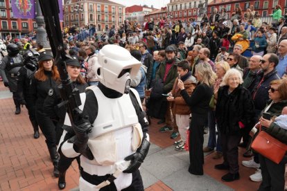 Imagen del desfile Cosplay del Salón del Cómic y el Manga en la Plaza Mayor de Valladolid. J.M. LOSTAU.