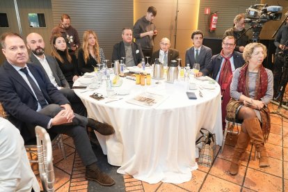 Fernando Ponzán (Director de Banco Sabadell de Castilla y León); David Fermiñán (Dtor. Oficina Grandes Empresas de Castilla y León); Nuria Hernández (Asesora Pro+ Empresas del Grupo Vasa Arroyo); Tamara Hernández (Directora de Informativos y Programas de EsRado Castilla y León); Ignacio Tremiño (Vicepresidente de Impulsa Igualdad); Jose Luís Bellido Domingo (Presidente de la Federación de Casas Regionales y Provinciales en Castilla y León); Ignacio Antolín (Responsable de Relaciones Institucionales de Iberdrola de Castilla y León); Narciso Prieto Martín (Director de Comunciación de Caja Rural de Zamora); e Isabel Clavero Mañueco (Directora Territorial de Comercio- Icex de Castilla y león). Club de Prensa El Mundo – Diario de Castilla y León ‘Conversaciones Políticas con Javier Maroto'. -J.M. LOSTAU.