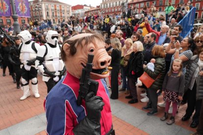 Imagen del desfile Cosplay del Salón del Cómic y el Manga en la Plaza Mayor de Valladolid. J.M. LOSTAU.