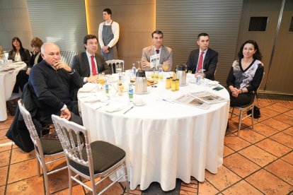 Fernando Pérez (Vicepresidente de Asociaciones de Empresas de la Tecnología); Rubén García Alija (Director de Instituciones del Banco Santander en Castilla y León ); Santiago Campos Asensio (Business Associated del Grupo CMD Salud); Santiago Álvarez Santos (Gerente de Banca Institucional del Banco Santander); y Sara Gil Aldea (Dpto. Comercial El Mundo- Diario de Castilla y León). Club de Prensa El Mundo – Diario de Castilla y León ‘Conversaciones Políticas con Javier Maroto'. -J.M. LOSTAU.