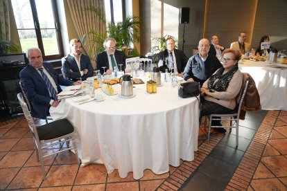 Jesús Eliz Cantalapiedra (Presidente del Colegio de Aparejadores y Arquitectos Técnicos de Valladolid); Ignacio Pereda (Director General del Grupo CMD Salud); Agustín Tapia Gancedo (Dirección de Área Grandes Cuentas de Mutua Universal); Enrique Pascual Gómez (Presidente de la Cámara de Contratistas de Castilla y León); Teodolindo Chillón (Gerente de Queserías Chillón); y María del Carmen Lorenzo (Queserías Chillón). Club de Prensa El Mundo – Diario de Castilla y León ‘Conversaciones Políticas con Javier Maroto'. -J.M. LOSTAU.