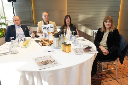Jose Antonio Lobato del Val; Cayetano Cifuentes (Gerente de la Asesoría Cayetano Cifuentes); Sonia Gallego (Delegada Territorial de CyL de Gesvalt); e Isabel Arias Blanco (Gerente de Desarrollo de Negocio de Grupo Eulen). Club de Prensa El Mundo – Diario de Castilla y León ‘Conversaciones Políticas con Javier Maroto'. -J.M. LOSTAU.