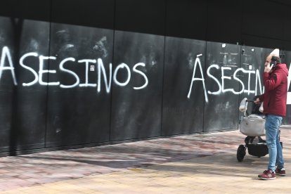 Pintadas de 'asesinos' en el estadio de fútbol de Burgos - ICAL