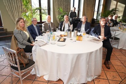 María Sánchez (Directora de Márketing, Comunicación y Eventos de AECC); Armando Reinoso (Vocal del Consejo Provincial de AECC); José Modesto Pérez Hernanz (Renfe); Juan Ramón Jiménez (Experiencia Silver al Servicio de la Empresa); Miguel Ángel Gonzalez Chao (Consultor de MCVA Iniciativas Empresriales); y Alberto Bores (Secretario Ejecutivo del Consejo Evangélico de Castilla y León). Club de Prensa El Mundo – Diario de Castilla y León ‘Conversaciones Políticas con Javier Maroto'. -J.M. LOSTAU.