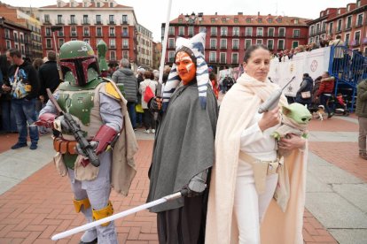 Imagen del desfile Cosplay del Salón del Cómic y el Manga en la Plaza Mayor de Valladolid. J.M. LOSTAU.