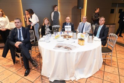 José Luis de la Fuente (Director Comercial de RTVCYL); Reyes Alonso (Dto. Comercial de EsRadio Castilla y León); Javier Escribano Cordobés (Director Ejecutivo del Colegio de Ingenieros Técnicos Industriales de Valladolid); Rafael Álvarez Palla (Decano del Colegio de Ingenieros Técnicos Industriales de Valladolid); y Luis Ortiz (Presidente de Fundación Schola). Club de Prensa El Mundo – Diario de Castilla y León ‘Conversaciones Políticas con Javier Maroto'. -J.M. LOSTAU.