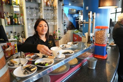 Margori Rodríguez, camarera del bar Entrehoras de la calle Covadonga de Valladolid en la actualidad. - J.M. LOSTAU