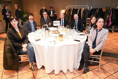 Carmen Ibañez (Jefa de Prensa de la Consejería de Educación de la Junta de CyL); Jorge Sánchez Garcinuño (Jefe de Prensa de la Consejería de Medio Ambiente, Vienda y Ordenación de Territorio); Eduardo Ortíz (Jefe de Gabinete de la Diputación de Burgos); Juán Pablo Pascual Pérez (Jefe de Gabinete de Prensa y Comunicación de la Diputación de Valladolid); Rafael Lanza Gil (Director Adjunto del Gabinete de la Presidencia del Senado de España); Rebeca Sánchez (Jefa de Prensa de la Consejería de Familia e Igualdad del Gobierno Autonómico); y Susana Cañizo (Jefa de Gabinete del Presidente). Club de Prensa El Mundo – Diario de Castilla y León ‘Conversaciones Políticas con Javier Maroto'. -J.M. LOSTAU.