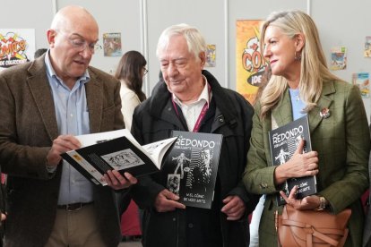 Imagen del alcalde Jesús Julio Carnero junto con el ilustrador vallisoletano Jesús Redondo Román, la concejala de Educación y Cultura, Irene Carvajal en el Salón del Cómic y el Manga en la Feria de Valladolid. J.M. LOSTAU.