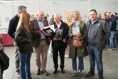 Imagen del alcalde Jesús Julio Carnero junto con el ilustrador vallisoletano Jesús Redondo Román, el presidente y portavoz de ASOFED, Carlos Ramírez y la concejala de Educación y Cultura, Irene Carvajal en el Salón del Cómic y el Manga en la Feria de Valladolid. J.M. LOSTAU.