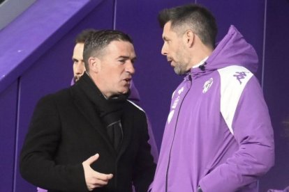 Carrión conversa con Pezzolano al inicio del partido. / LALIGA