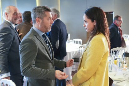 Soledad Ulibarri y Julio López Revuelta durante el Club de Prensa El Mundo – Diario de Castilla y León ‘Conversaciones Políticas con Javier Maroto'. -J.M. LOSTAU.