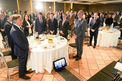 Minuto de silencio en el Club de Prensa El Mundo – Diario de Castilla y León ‘Conversaciones Políticas con Javier Maroto'. -J.M. LOSTAU.