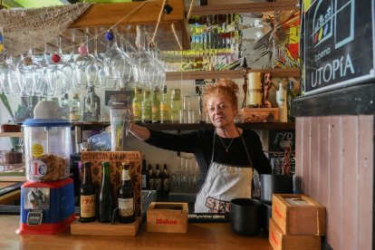 Elisabeth Lama, dueña de la taberna Utopía de la calle Covadonga de Valladolid en la actualidad. - J.M. LOSTAU