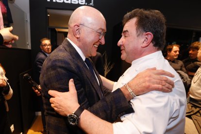 El alcalde de Valladolid, Jesús Julio Carnero, y el chef español doce veces estrella michelín, Martín Berasategui en la presentación de la nueva tienda de KüchenHouse. -X @JesusJCarnero