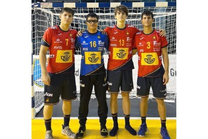 Pol Amores con compañeros de la selección española campeona del Mundo. / EM