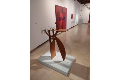 'Paisaje', obra en acero de Miguel Isla junto a 'Abstracción nº7'