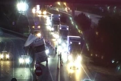 Vuelca un camión en la A-62 entre Tordesillas y Villamarciel - DGT