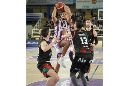 UEMC Real Valladolid-Alega Cantabria. / LOSTAU