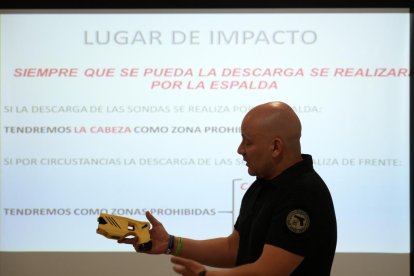 Presentación de las pistolas electrónicas que usará la Policía Municipal de Valladolid. -J.M. LOSTAU