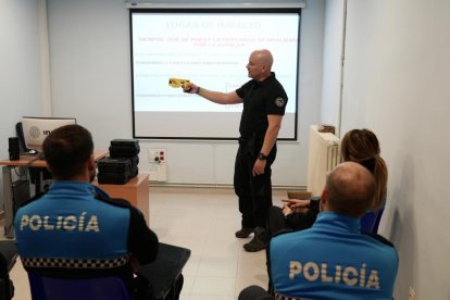 Presentación de las pistolas electrónicas que usará la Policía Municipal de Valladolid. -J.M. LOSTAU