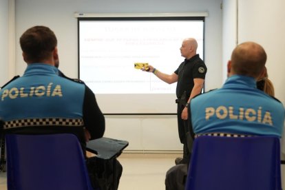 Presentación de las pistolas electrónicas que usará la Policía Municipal de Valladolid. -J.M. LOSTAU