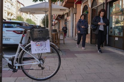 Cartel de la taberna Utopía en la calle Covadonga de Valladolid en la actualidad. - J.M. LOSTAU