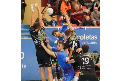 Recoletas Atlético Valladolid-Balonmano Torrelavega. / LOSTAU